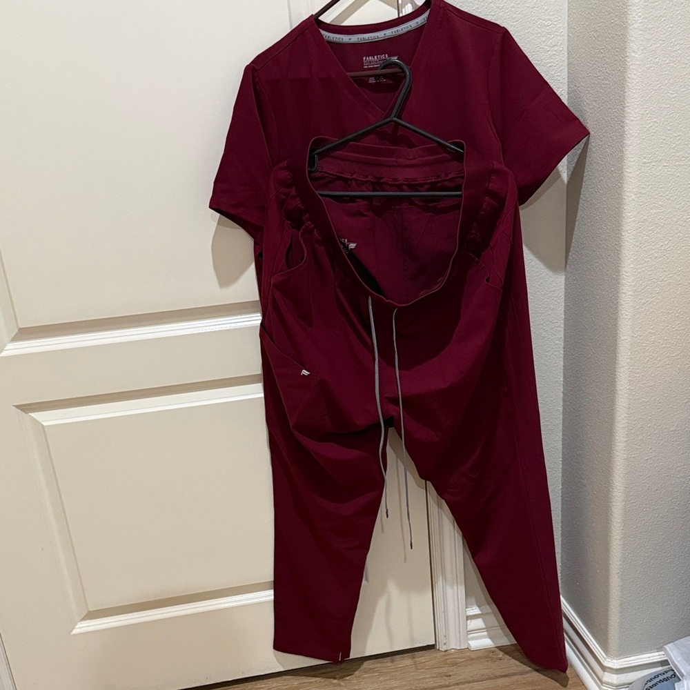 Fabletics Women's Burgundy V-Neck 2 piece scrub set XXL - Picture 15 of 15